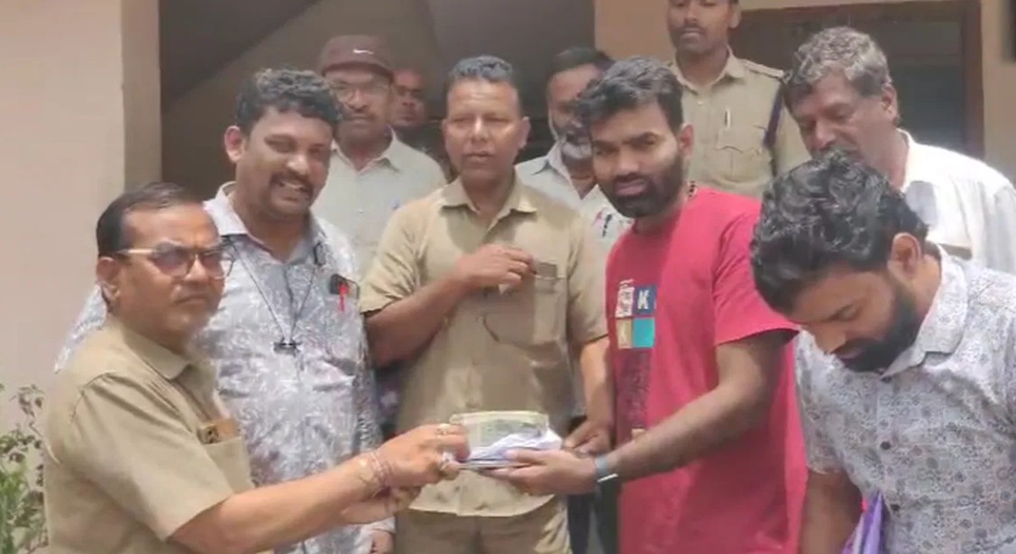 ఆర్టీసీ బస్సులో రూ.2 లక్షలు, ల్యాప్టాప్ బ్యాగ్ లభ్యం.. సిబ్బంది ఏం చేశారంటే!