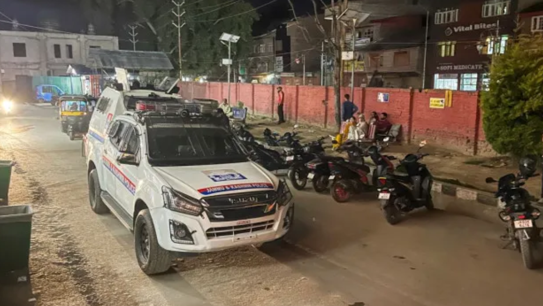 కశ్మీర్లో ఉగ్రదాడి.. కుల్గాం దాడిలో ఇద్దరు వలస కూలీల మృతి