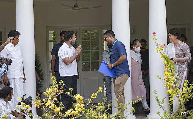 Congress : రాహుల్ గాంధీకి షాకిచ్చిన సాధువులు..