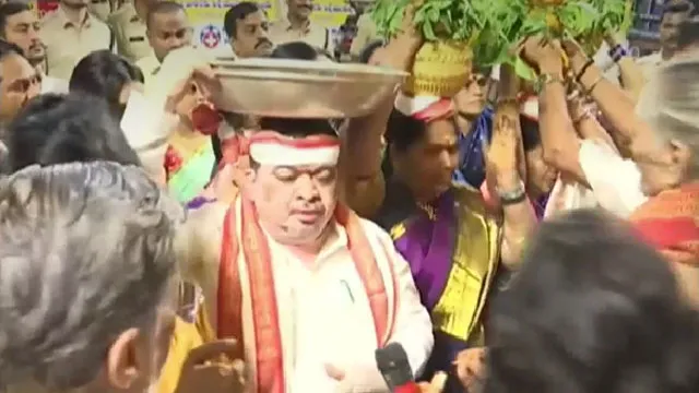 మహంకాళి అమ్మవారికి బోనం, పట్టువస్త్రాలు సమర్పించిన మంత్రి పొన్నం.. భక్తిశ్రద్ధలతో లష్కర్ బోనాలు
