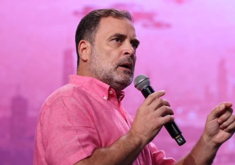 Rahul pink shirt: పింక్ షర్ట్లో రాహుల్ గాంధీ.. రాజకీయాల్లో కొత్త రంగుల సంకేతాలు..!