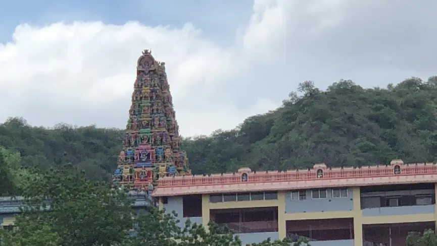 Ap : బెజవాడ దుర్గమ్మ సన్నిధిలో యువతి రీల్స్.. షాకిచ్చిన భక్తులు!