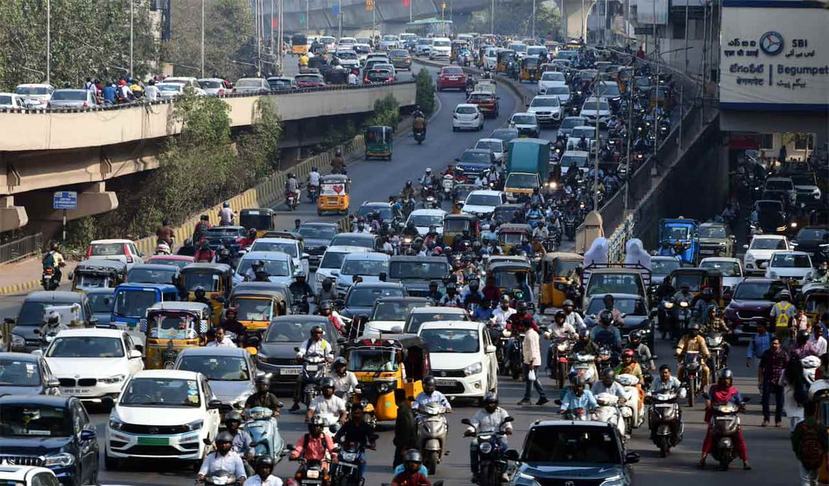 TG : ట్రాఫిక్లోనే 200 గంటలు.. నరకం చూస్తున్న హైదరాబాదీలు!