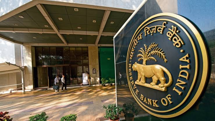 RBI : లోన్లు తీసుకున్నారా?  వడ్డీ రేట్ల పెంపుపై ఆర్బీఐ కీలక అప్డేట్