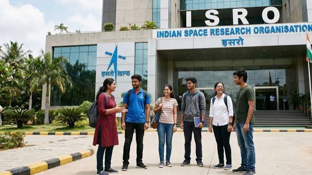 ISRO: ఇస్రోలో భారీ జీతంతో సైంటిస్ట్ ఉద్యోగాలు: అర్హతలు ఇవే!