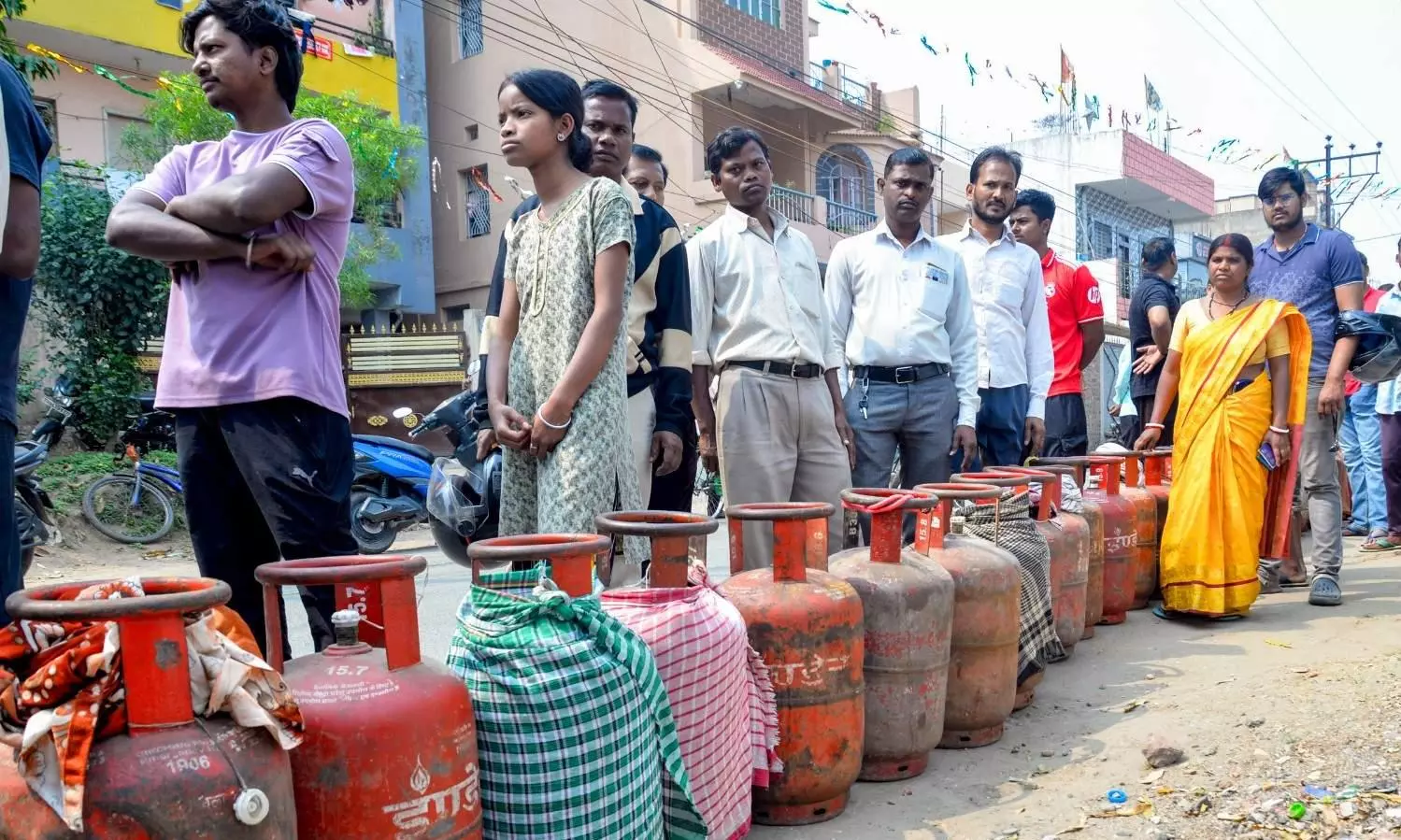 Hyderabad: నగరవాసులకు తప్పని గ్యాస్ తిప్పలు!..
