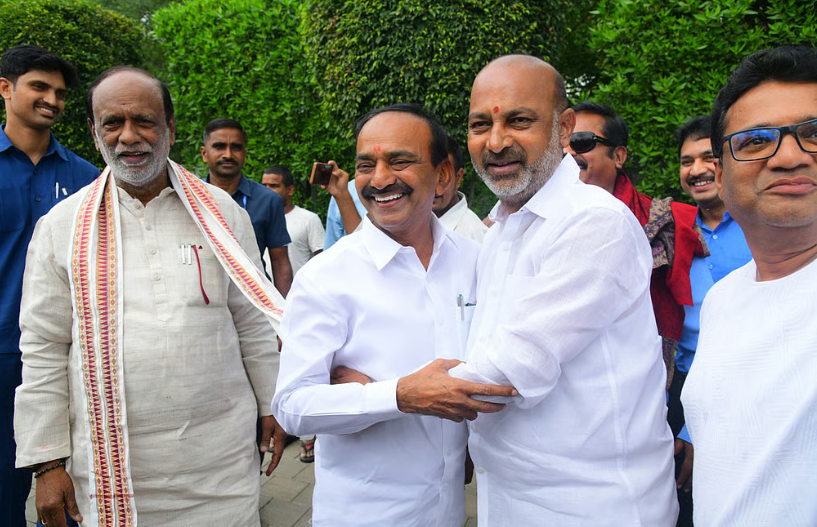 Telangana: ఫలిస్తున్న బిజెపి పెద్దల వ్యూహం.. బండి-ఈటల మధ్య తగ్గిన దూరం!..